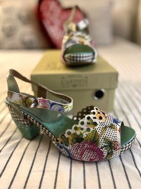 L’Artiste by Spring Step Jivvi Hand Painted Leather Sky Blue Multi Sandals Sz 39